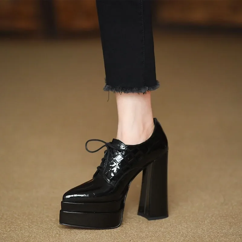 Patent Leather Pump - Szpilki z ostrym noskiem, na paskach,