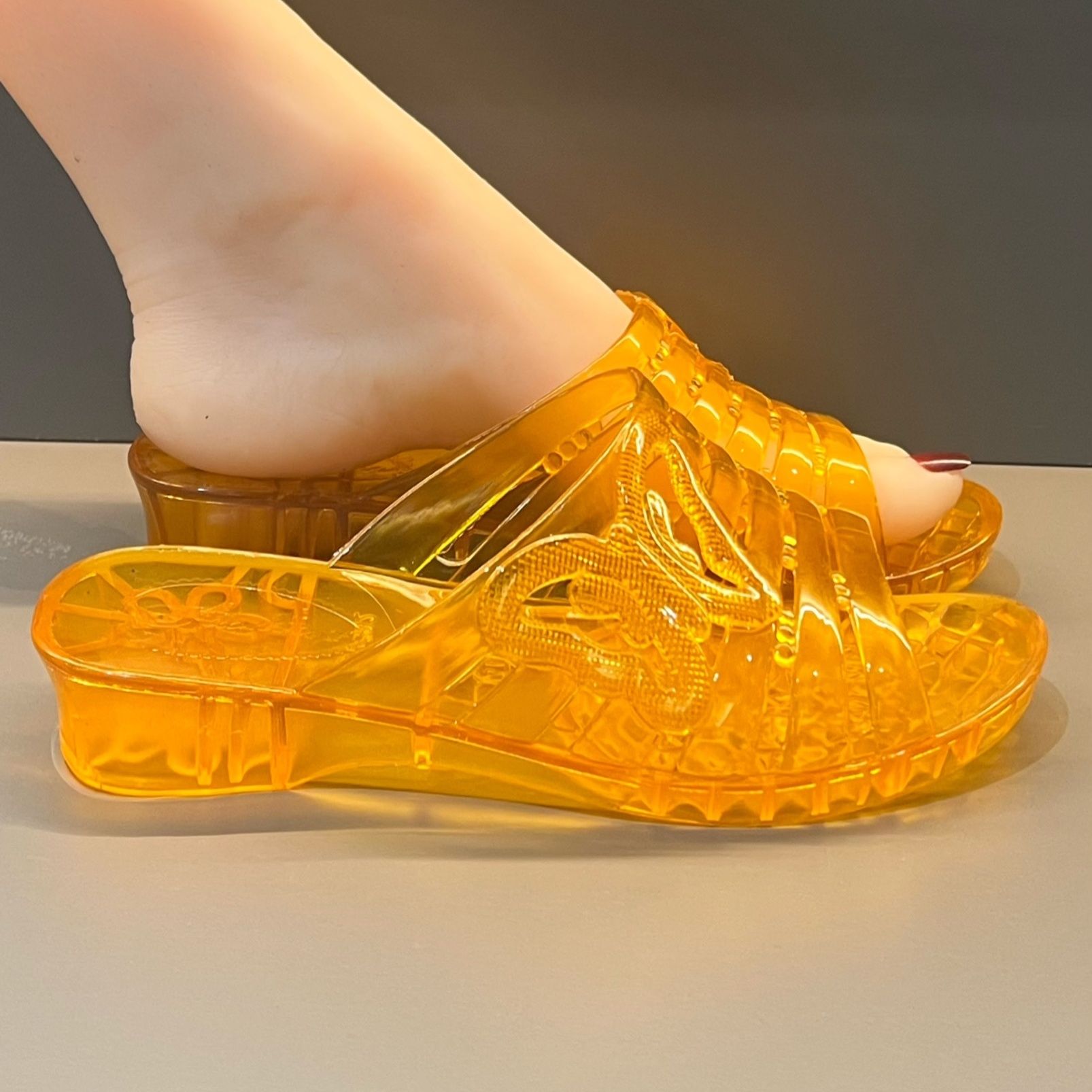 Wedge Heeled Sneaker - Fioletowe brokatowe sandały na koturnie WFashion,