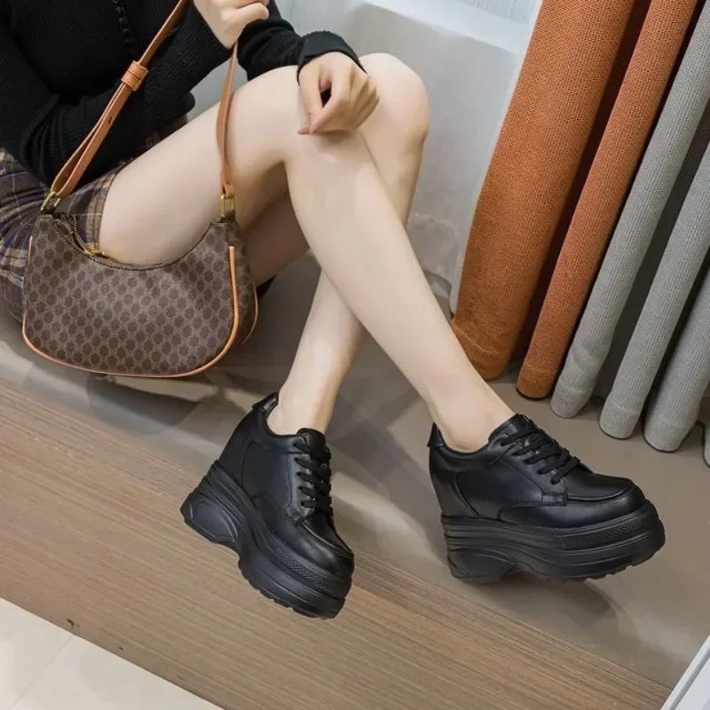 Nowe damskie sneakersy ze skór – Wedge Heeled Sneaker recenzja i cena