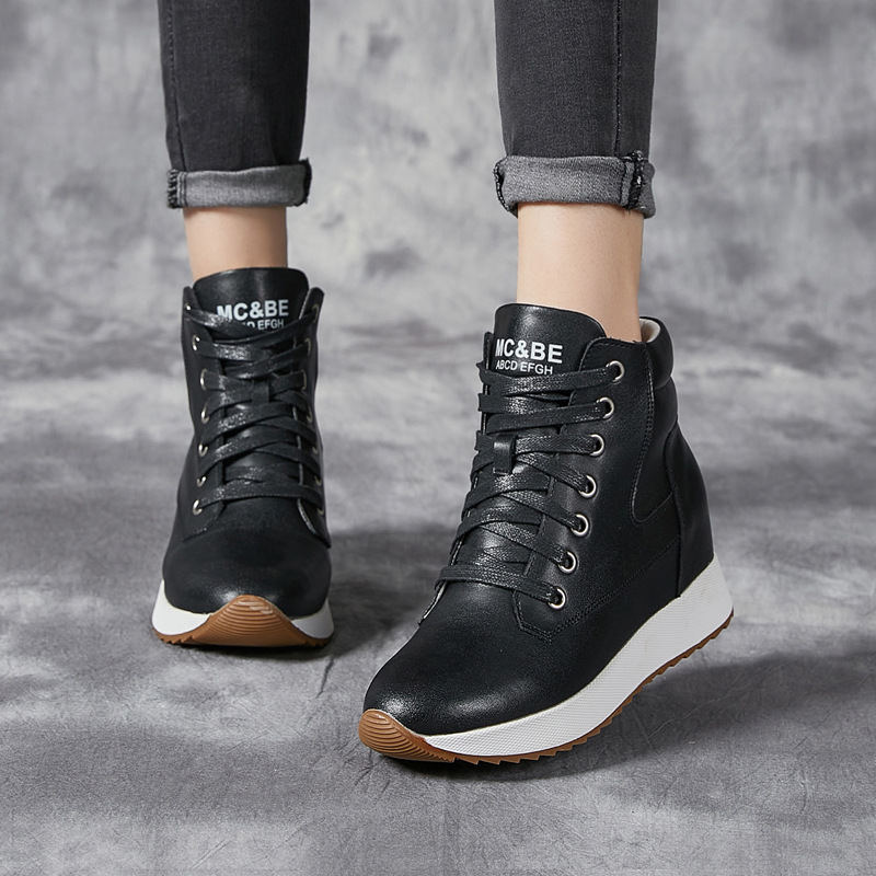 Botki damskie ze skóry natural – Wedge Heeled Sneaker recenzja i cena