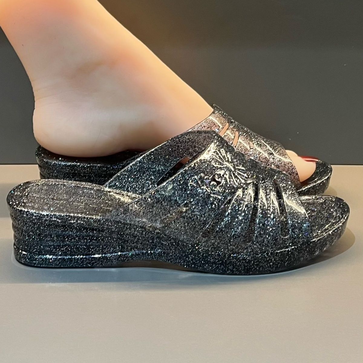 Fioletowe brokatowe sandały na – Wedge Heeled Sneaker recenzja i cena